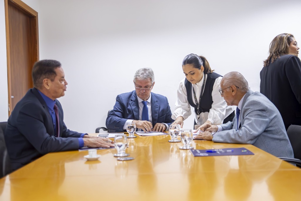 CCJR realiza reunião extraordinária e delibera nove projetos