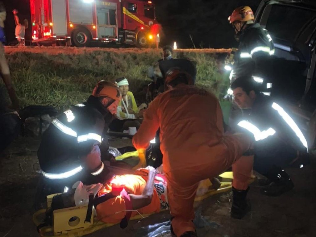 Corpo de Bombeiros resgata vítimas presas às ferragens após acidente na BR-070
