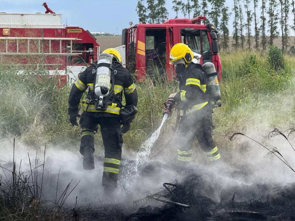 Corpo de Bombeiros combate incêndio em área de vegetação de loteamento