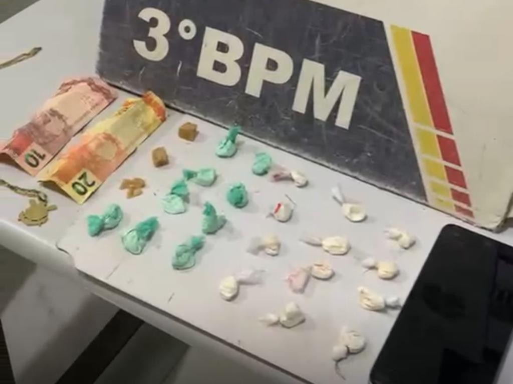 PM conduz homem e adolescente com porções de cocaína e pasta base em Cuiabá
