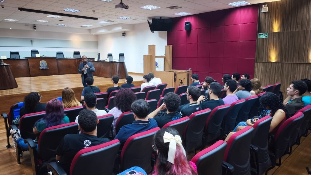Estudantes de Engenharia da Computação conhecem bastidores tecnológicos da Justiça Eleitoral