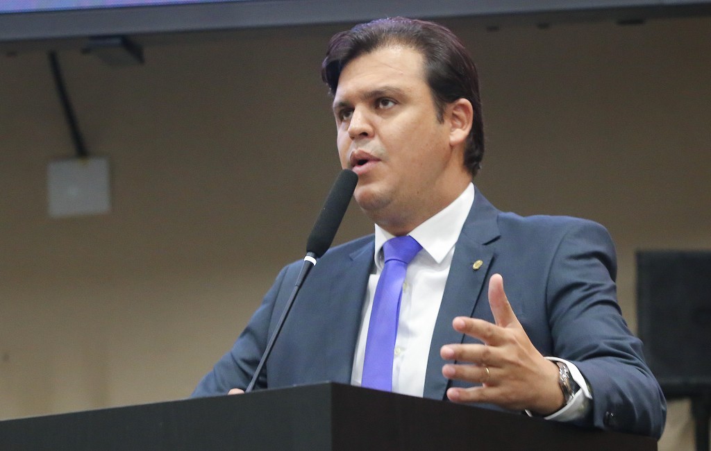 Projeto prevê a criação de cartão para compra de material escolar