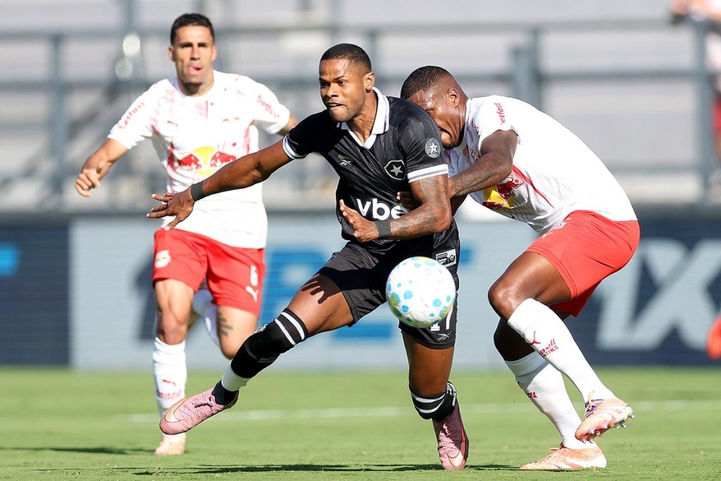 Botafogo vence o Bragantino e empurra o Santos para a zona de rebaixamento 