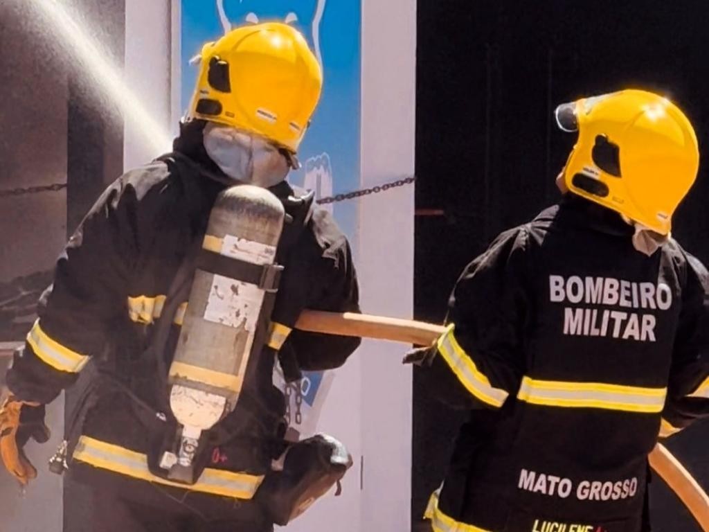 Corpo de Bombeiros extingue incêndio em telhado de residência em Tangará da Serra