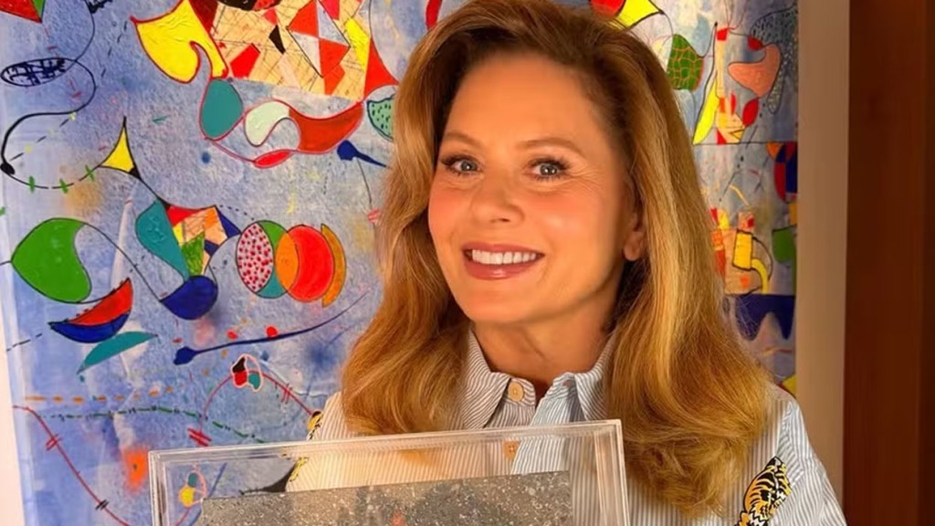 Vera Fischer ganha réplica de estrela da Calçada da Fama da Globo e celebra