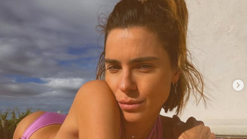 Carolina Dieckmann curte dia de descanso e celebra momento ao sol: ‘Um punhadinho’