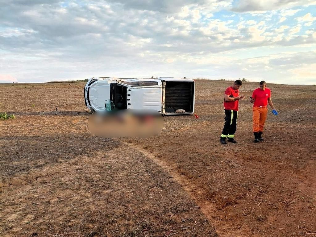 Bombeiros resgatam mulher após caminhonete capotar em estrada de fazenda