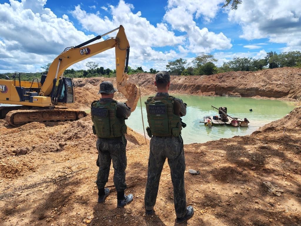 Companhia Ambiental da PM fecha garimpo ilegal e apreende equipamentos