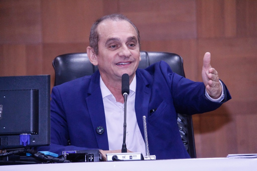 Wilson Santos garante novos trechos asfaltados em Acorizal