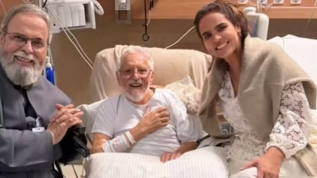 Carlos Alberto de Nóbrega recebe visita do Padre Antonio Maria após cirurgia cardíaca