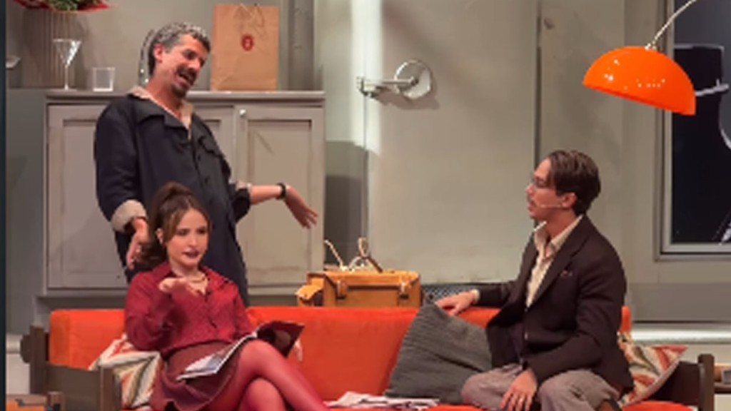 Larissa Manoela mostra bastidores de peça e detalhes da preparação para sessão dupla