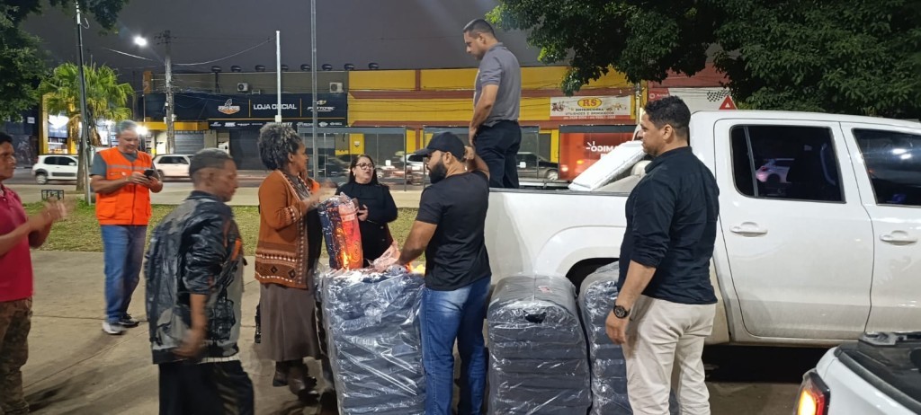 Noite fria em Cuiabá tem ação solidária com entrega de alimentos e cobertores