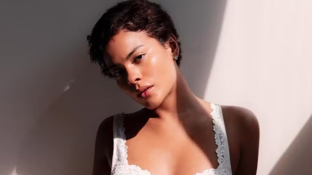 Bella Campos surge em momento descontraído ao mudar visual em casa