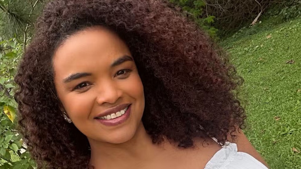 Grávida, Lucy Ramos exibe barriga de oito meses e celebra reta final da gestação