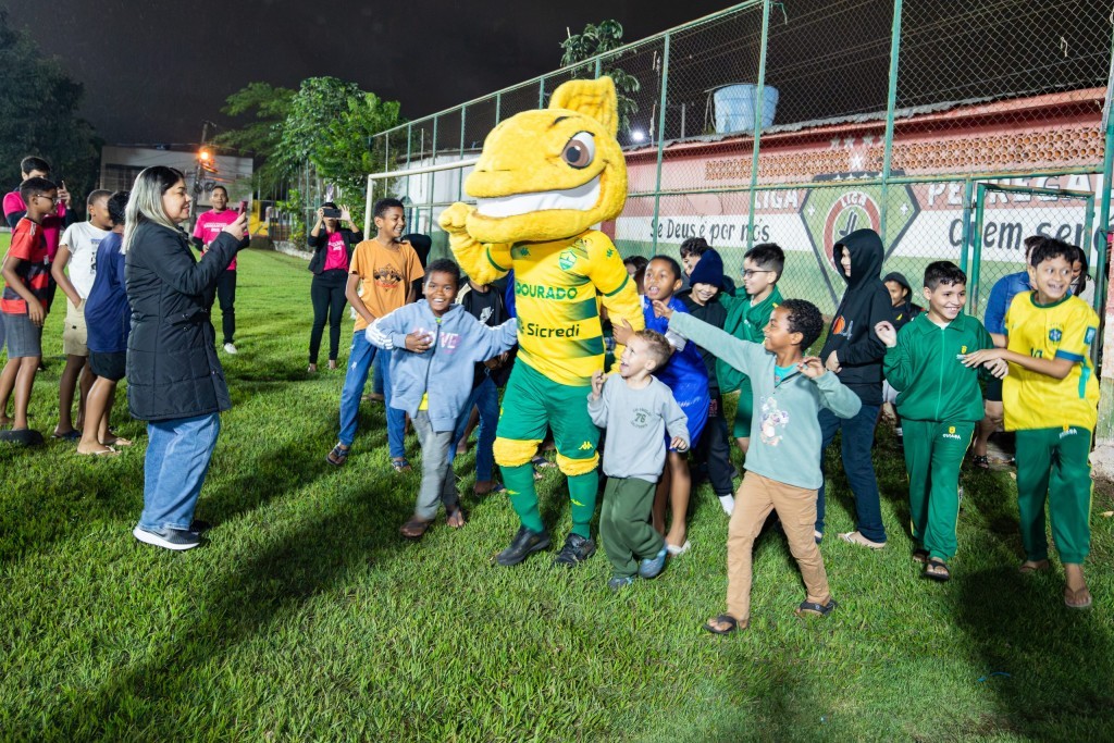 Projeto esportivo em Cuiabá aposta no futebol para transformar vidas de crianças