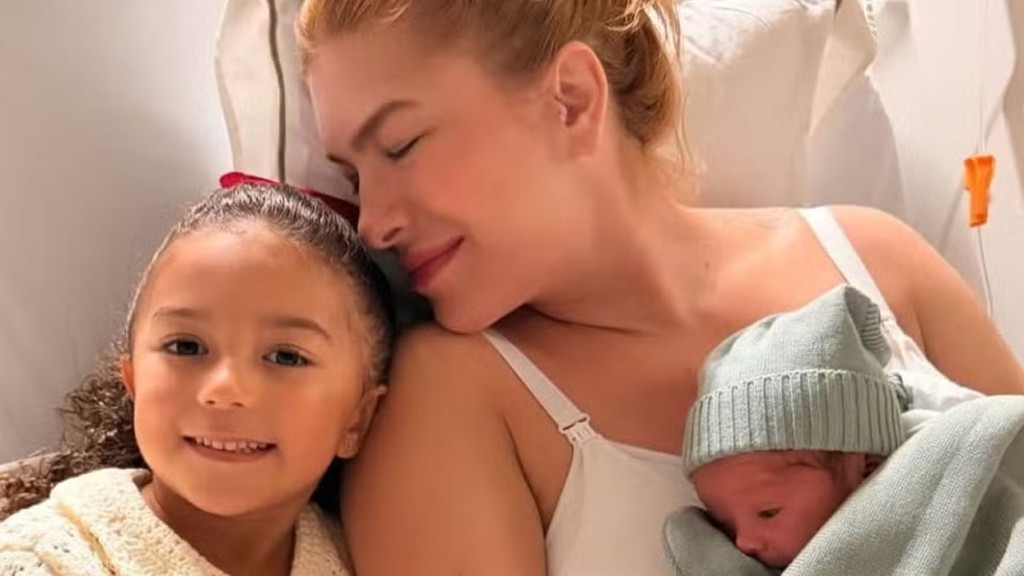 Lore Improta posa com filhos e revela rotina após nascimento de Levi: ‘Noite em claro! ‘