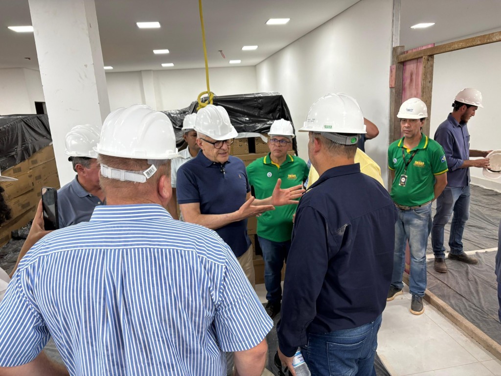 Governador vistoria obras do Hospital Regional de Confresa