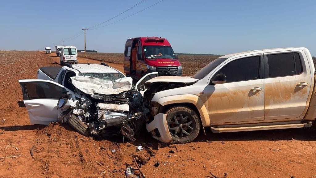 Corpo de Bombeiros retira motorista de veículo após colisão entre carros