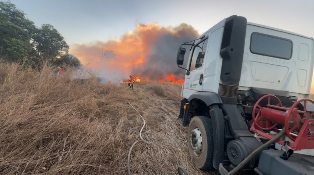 Prefeitura de Sinop reforça apoio ao Corpo de Bombeiros no combate a incêndio e orienta população sobre prevenção