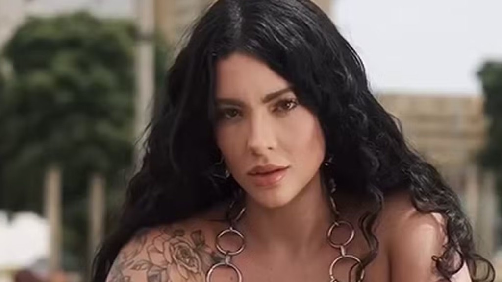 Rayane Figliuzzi aposta em look ousado e exibe bastidores de ensaio fotográfico