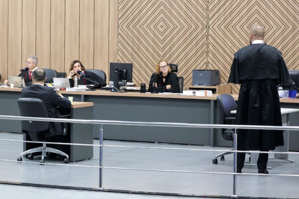 Júri de filho de ex-deputado é remarcado após defesa abandonar plenário