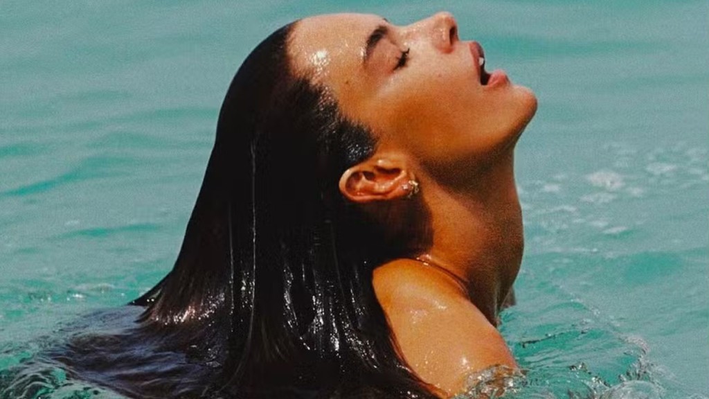 Alessandra Ambrosio esbanja sensualidade ao fazer topless mar: ‘Entre a terra e o mar’