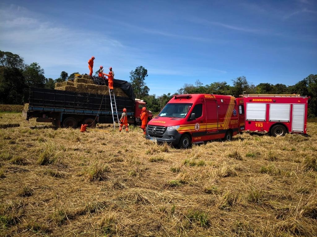 Bombeiros resgatam homem ferido sobre caminhão carregado com feno na BR-163