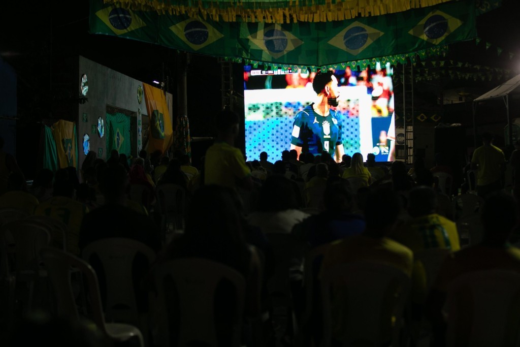 Comunidade haitiana e brasileira torcem juntas em telão instalado pela Prefeitura
