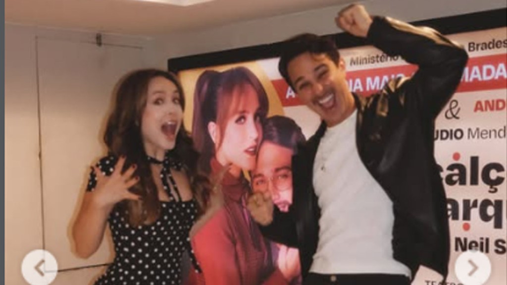 Larissa Manoela e André Luiz celebram estreia juntos nos palcos com peça no Rio