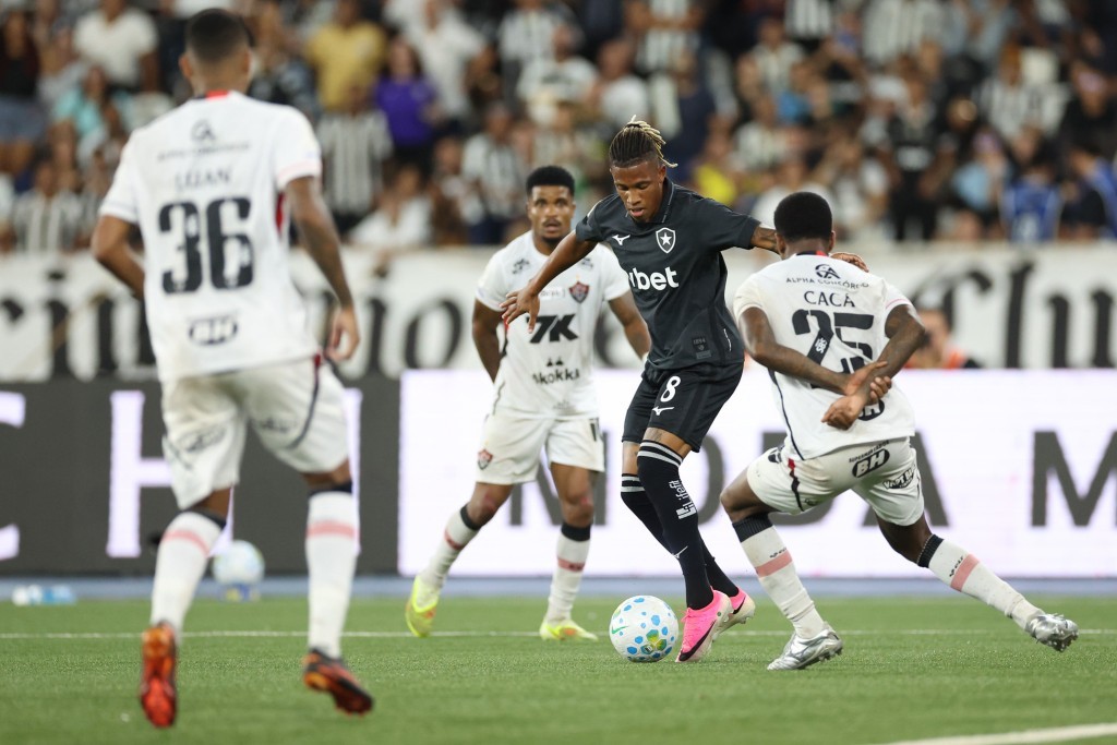 Botafogo empata sem gols com o Vitória no Nilton Santos 
