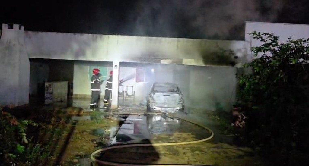 Corpo de Bombeiros combate incêndio em veículo dentro da garagem de residência