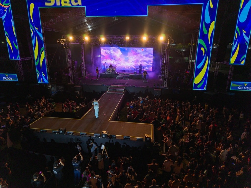 Festeja Sinop: Maria Marçal encerra Marcha para Jesus com noite de união, fé e adoração