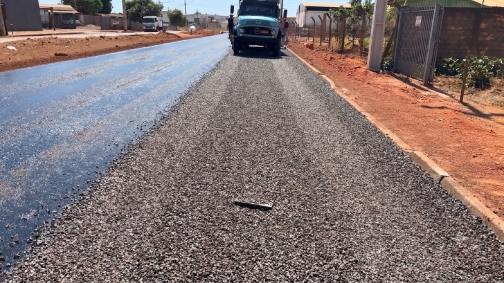 Prefeitura de Sinop avança na pavimentação da Estrada Dalva com aplicação da camada asfáltica