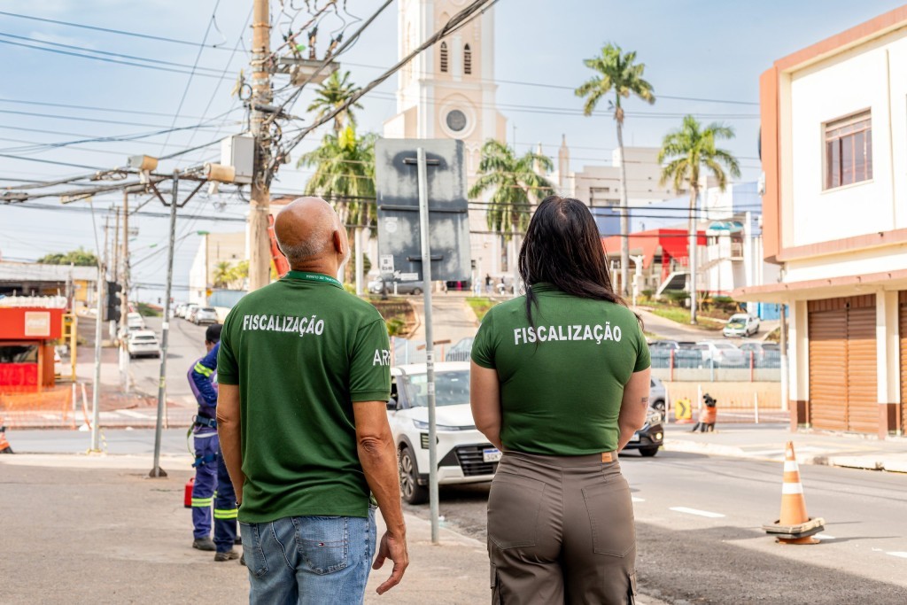 Operação Telefone Sem Fio retira 500 quilos de cabos irregulares da Avenida Dom Bosco