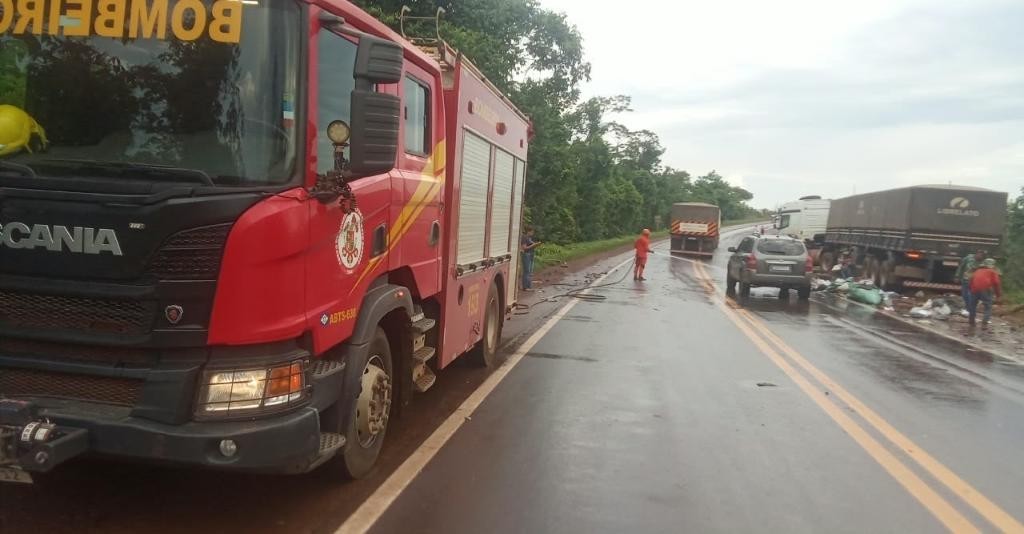 Bombeiros atendem acidente após colisão entre van e caminhão em Confresa