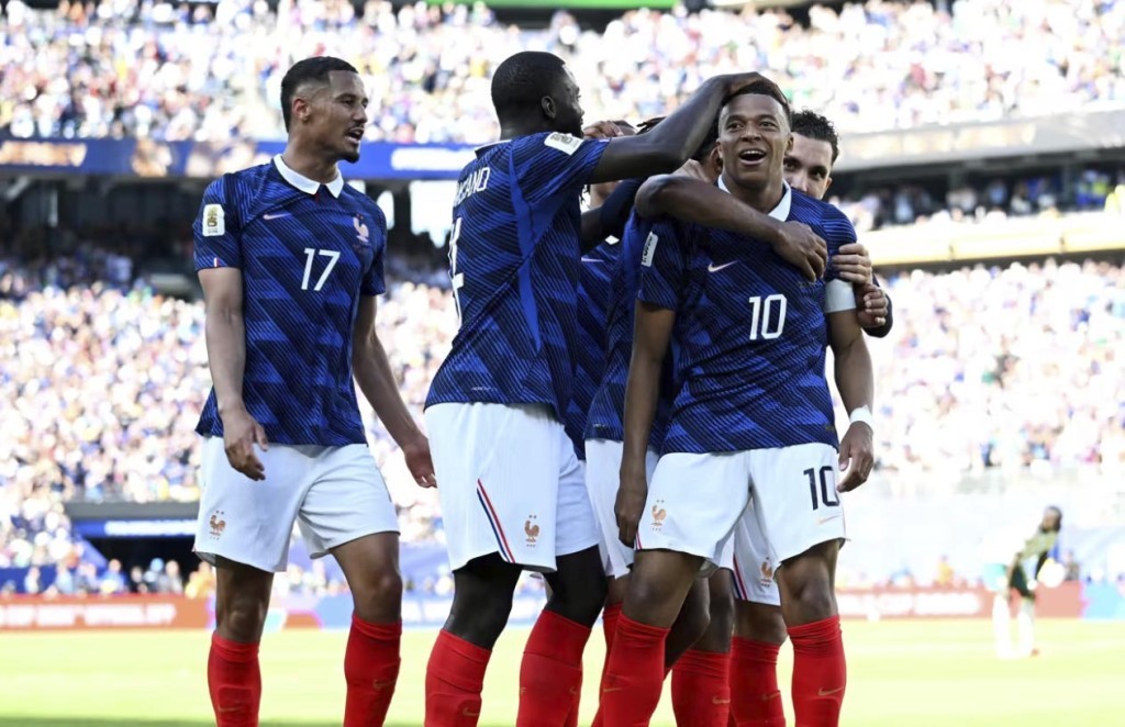 Mbappé brilha, quebra recordes e comanda vitória da França na estreia da Copa