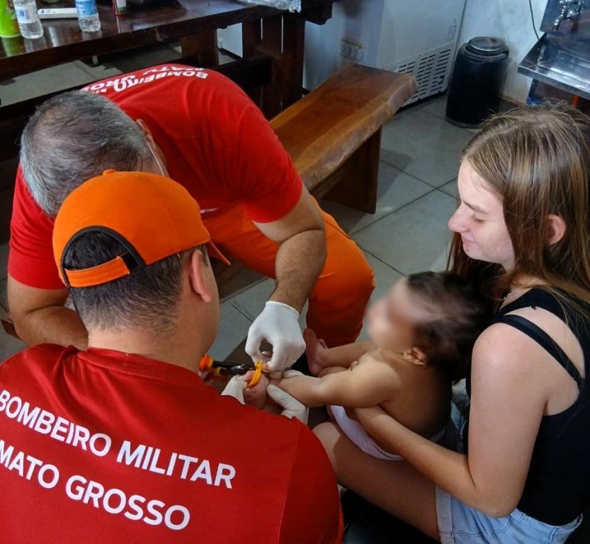 Corpo de Bombeiros retira anel de plástico preso ao dedo de bebê