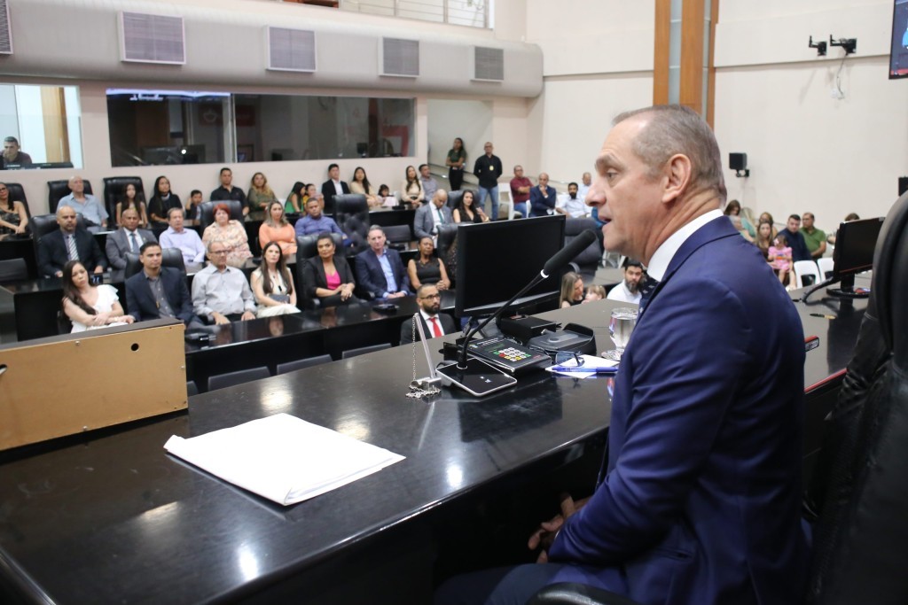Wilson Santos homenageia policiais civis por excelência na segurança pública