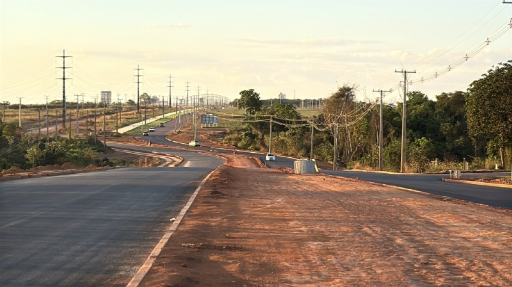 Prefeito e vereador acompanham avanço da pavimentação da Avenida Oscar Niemeyer e reforçam orientações de trânsito