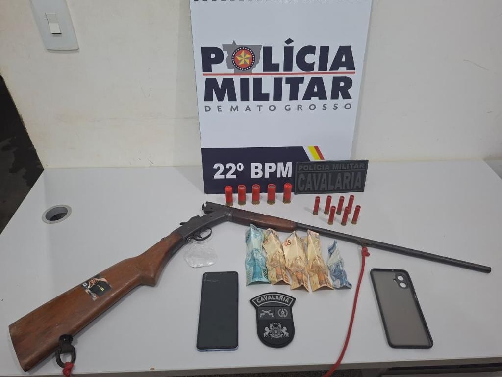 Polícia Militar prende homem com porção de cocaína e espingarda irregular