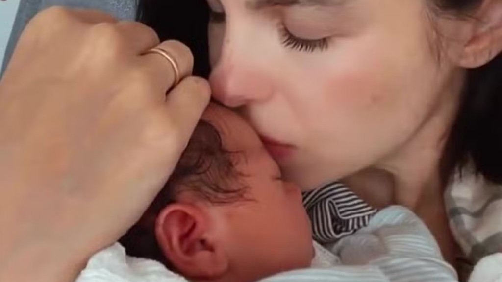 Sthefany Brito mostra rotina com os filhos e momento de carinho entre os irmãos: ‘Amo’