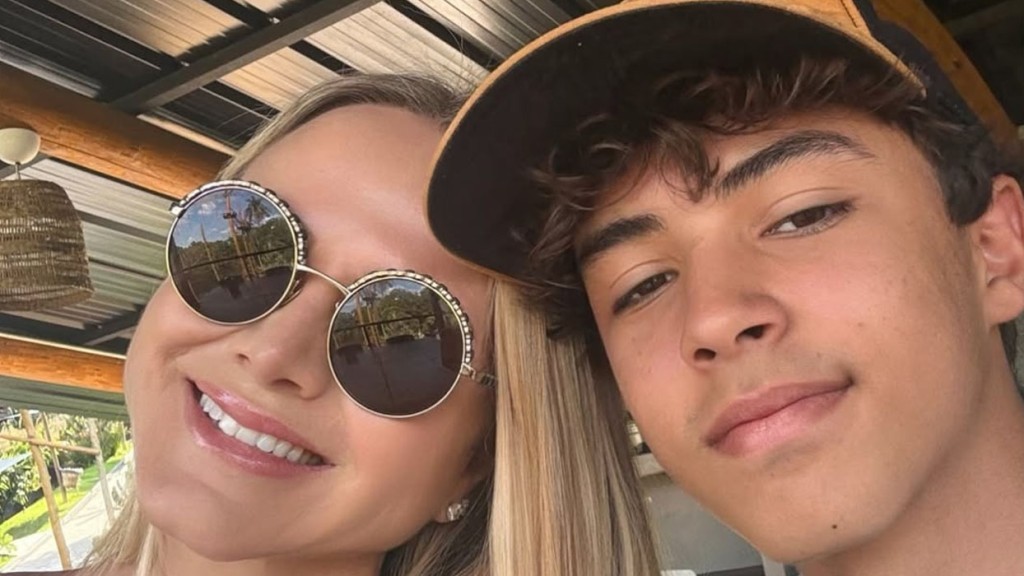 Eliana se emociona ao fazer primeira viagem em família sem o filho ‘Tempo voa’
