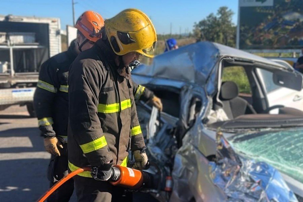 Corpo de Bombeiros resgatacorpos de três vítimas presas às ferragens após grave acidente na MT-010