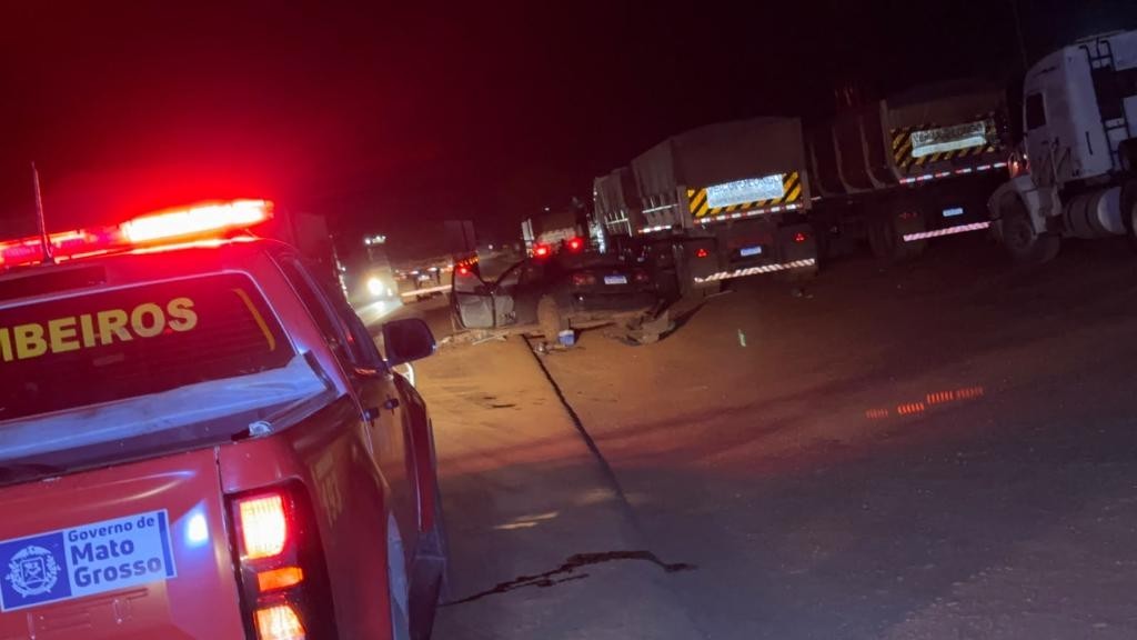 Bombeiros socorrem família após colisão entre carro e caminhão na BR-070