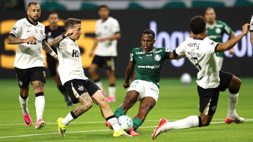 Palmeiras perde para o Atlético-MG, mas mantém liderança no Brasileirão