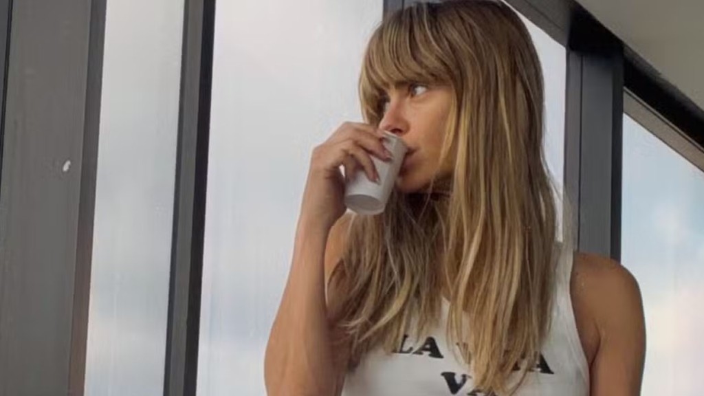 De lingerie, Carolina Dieckmann celebra chegada em São Paulo: ‘Meu essepê’