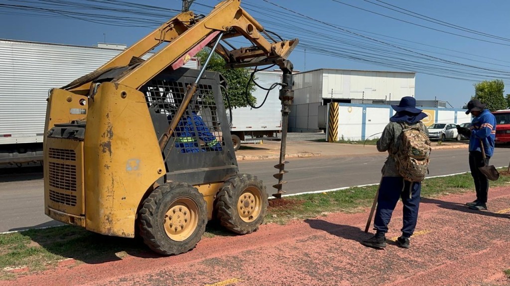 Prefeitura realiza ação de plantio de cerca de 300 árvores em avenida de Cuiabá