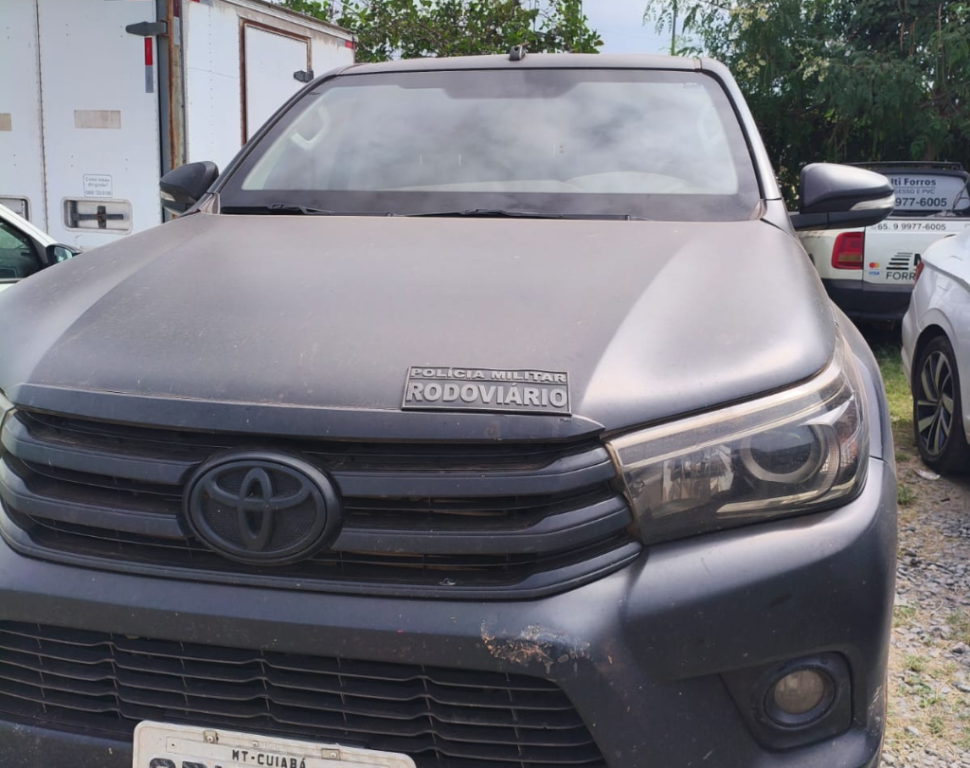 Polícia Militar prende dupla e recupera caminhonete roubada em propriedade rural