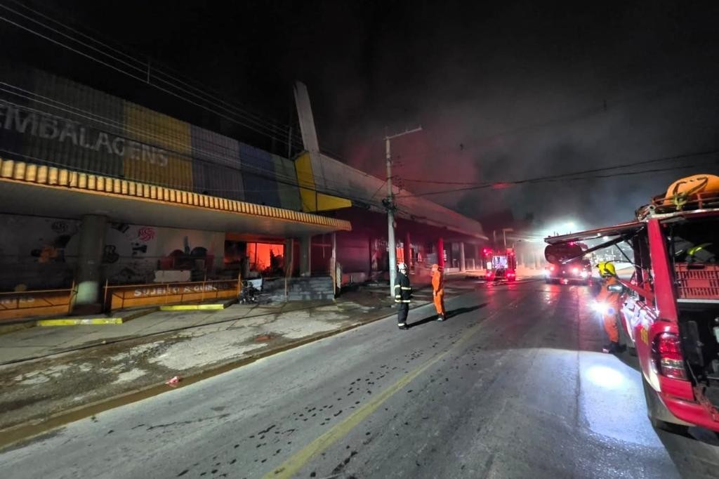 Corpo de Bombeiros utiliza 100 mil litros de água no combate a incêndio de grandes proporções em Cuiabá