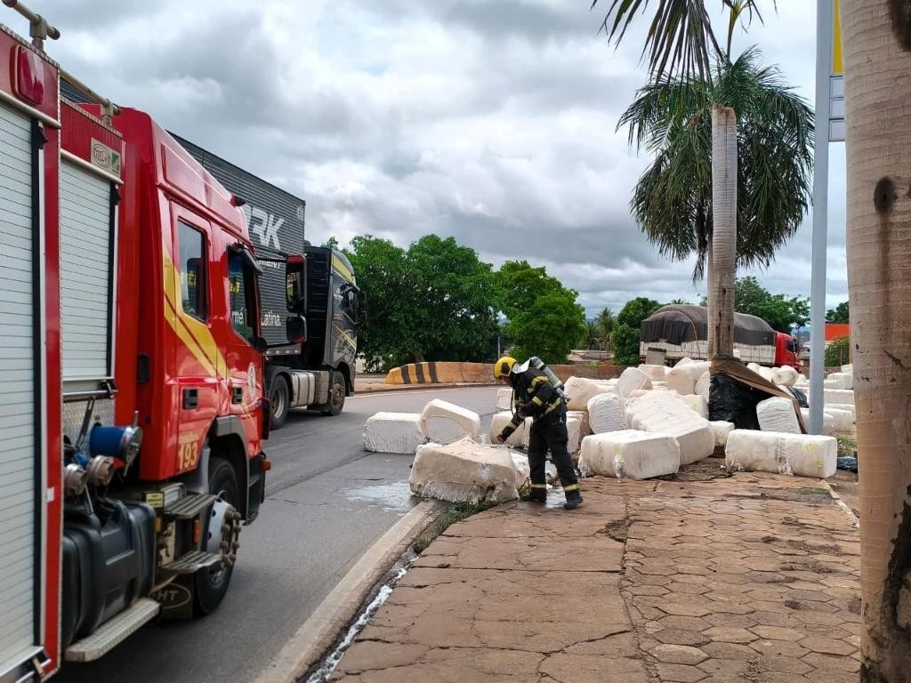 Bombeiros combatem princípio de incêndio em carga de algodão na BR-364